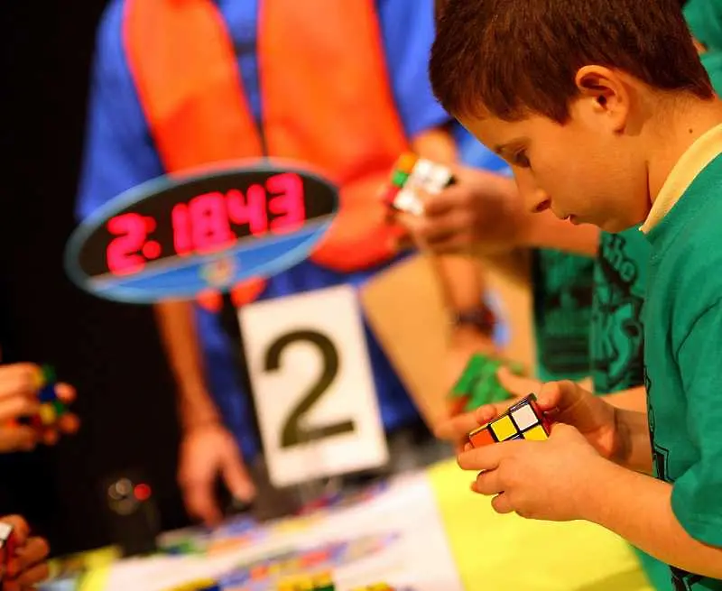 5,4 секунди е новият световен рекорд за подреждане на кубче на Рубик
