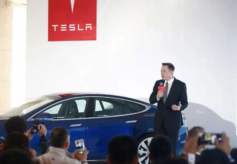 Дългоочакваният Model 3 на Tesla слиза от конвейера