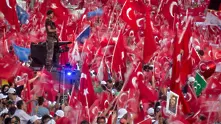 Турция: Арестуваха виден режисьор, критикувал честванията за предотвратения преврат 