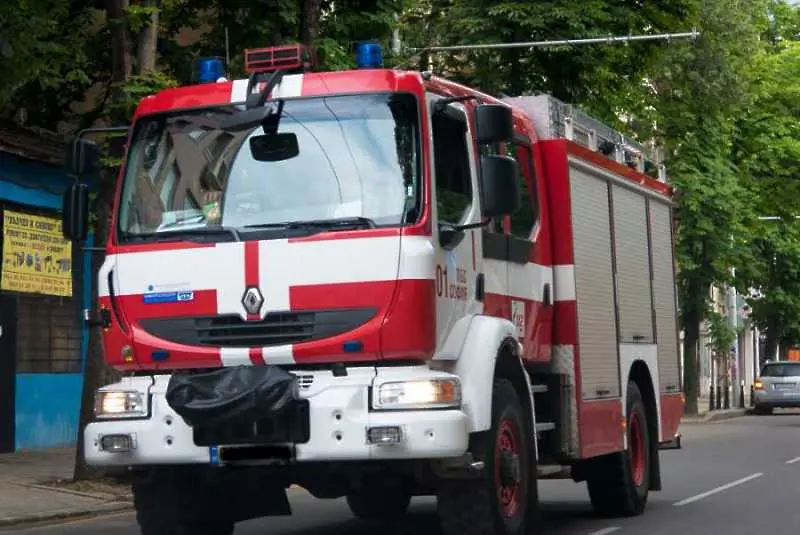 Овладян е пожарът в склад за дрехи в Казичане