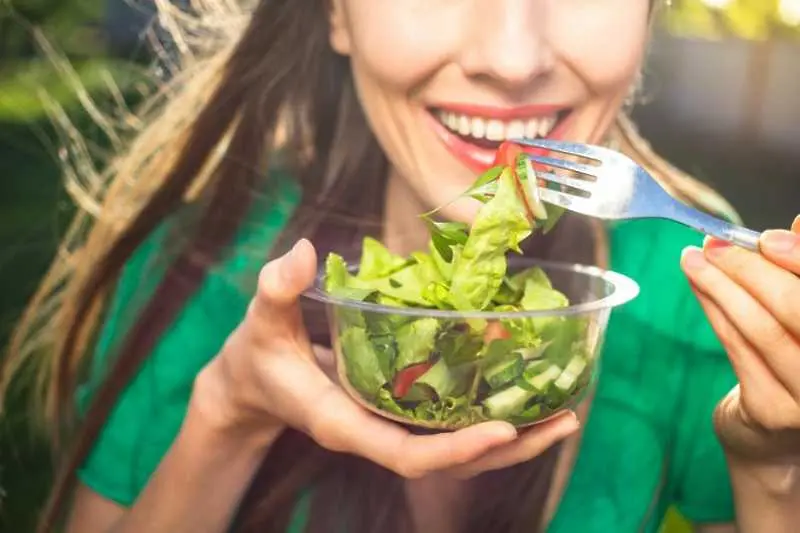 14 храни, които може да хапвате при болки в стомаха