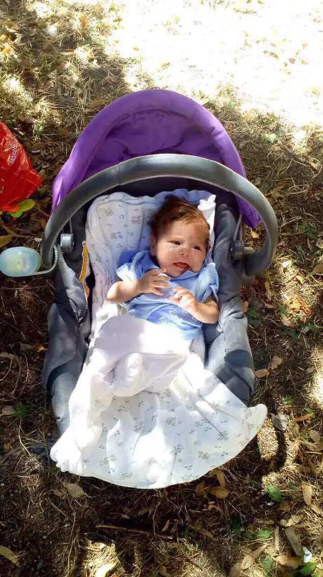 Психолози: Бебето Александър има нужда от майка си