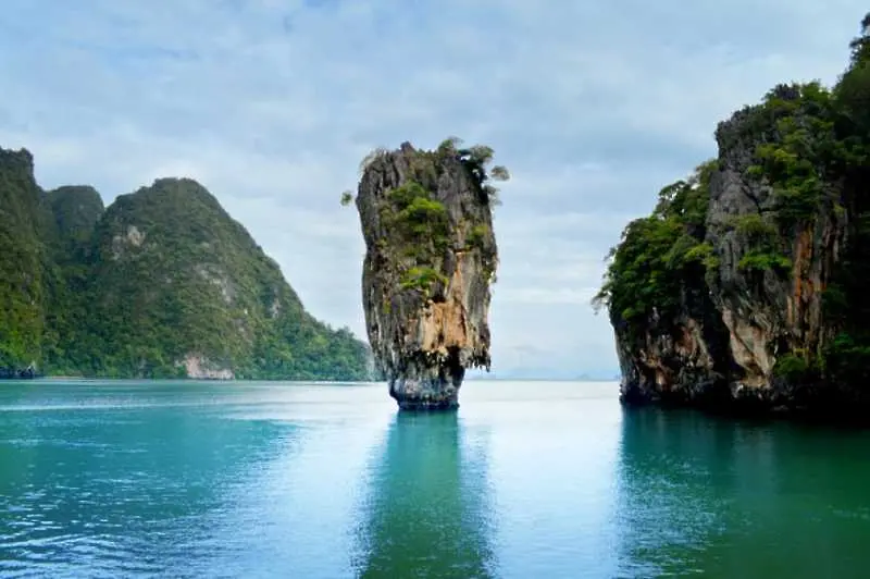 Водопадът Кайетур, Гвиана е изключителен и наистина шумен водопад на река Потаро, в централна Гвиана. Намира се в националния парк Кайетур. Водопадът Кайетур е каскаден. Височината му до първата каскада е 226м, а общата му височина е 251м. Този