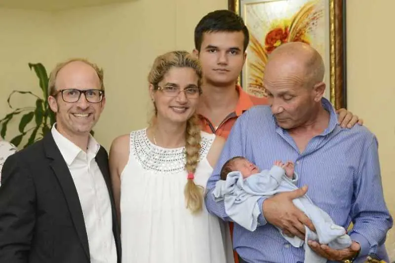 Бебето Николай, родено във въздуха, получи акт за раждане