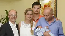 Бебето Николай, родено във въздуха, получи акт за раждане