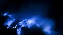 Иджен - индонезийският вулкан, който бълва синя лава