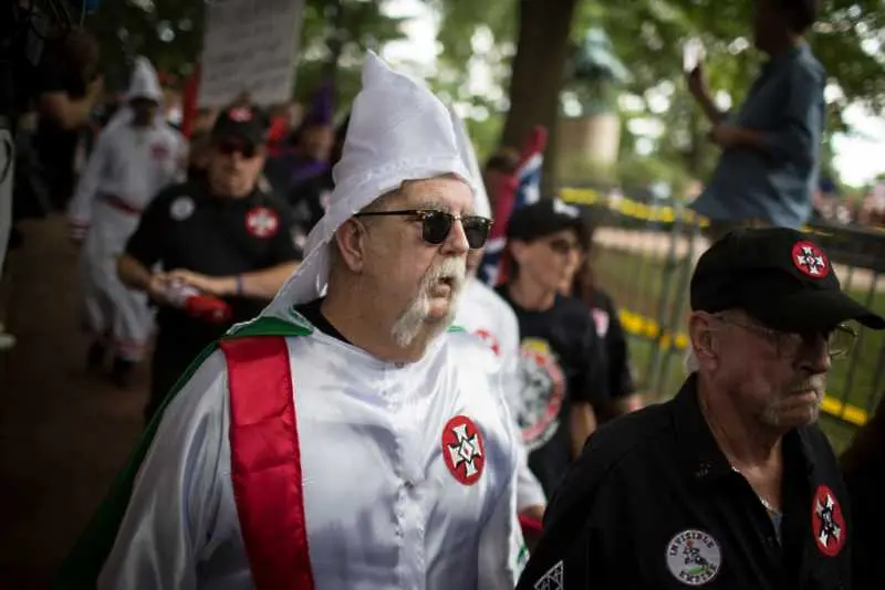 САЩ: Бели расисти излизат на марш срещу Google