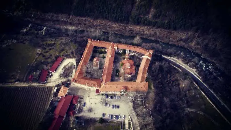Хиляди вярващи се стичат в Бачковския манастир