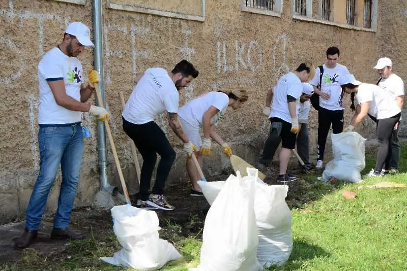Над 800 доброволци ремонтираха училището за деца с увреден слух в София