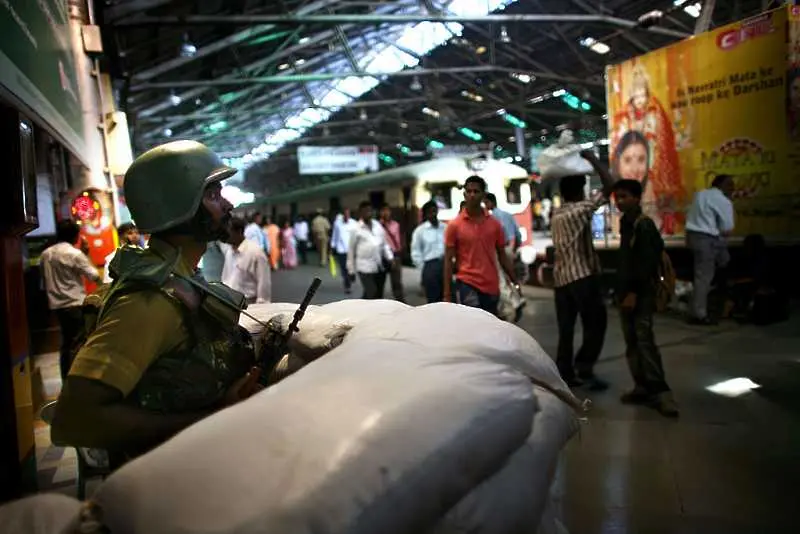 Над 20 души загинаха при жестока блъсканица на жп гара в Мумбай