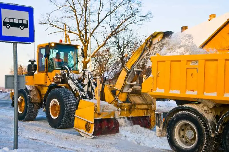 Сняг затруднява движението през „Петрохан”, опасност и на магистрала „Люлин”