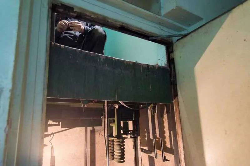 Жена падна в асансьорна шахта на студентско общежитие