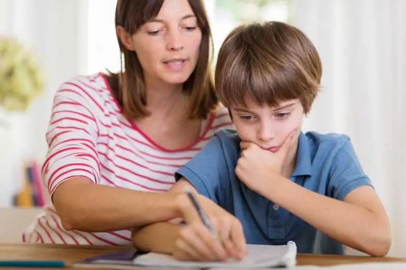 Защо не трябва да пишете домашните на децата си