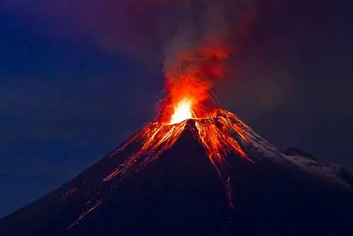 Вулкан на остров Бали изпуска дим, отменени са десетки полети