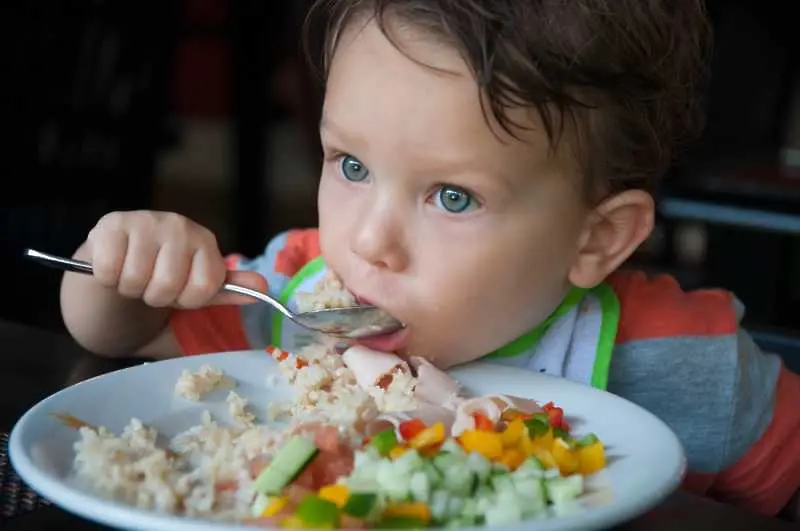 Психолози: Внимавайте какво ядете пред децата