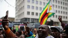 Зимбабве: Новият президент разпусна правителството на Мугабе