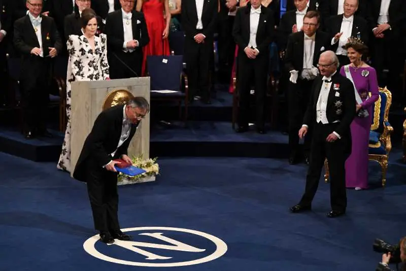 Кралят на Швеция връчи Нобеловите награди за 2017 г. 