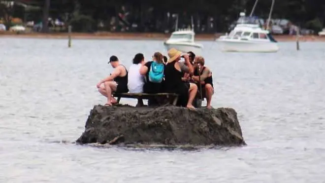 Новозеландци си направиха остров, за да заобиколят забраната за алкохол