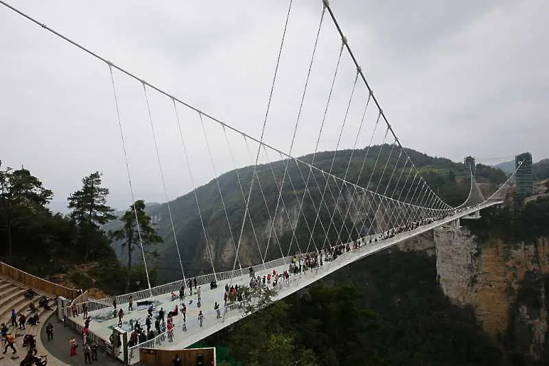 В Китай откриват най-дългия стъклен мост в света