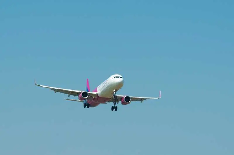 Самолет на Уизеър кацна аварийно в София