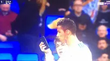Скъсаха Роналдо от подигравки заради оглеждане в телефона