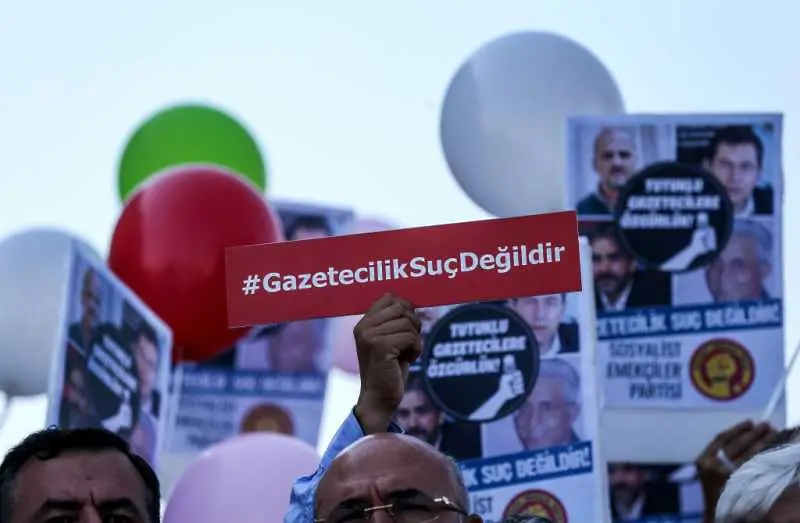 Турция: Петима журналисти бяха осъдени на строг затвор