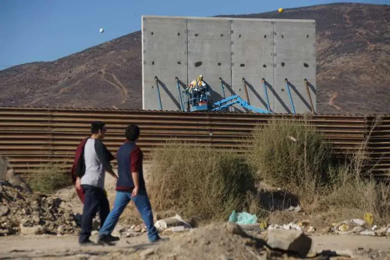 Тръмп отрече да е променял плановете си за граничната стена с Мексико