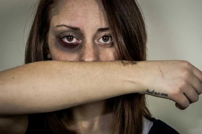 Само 7% от българите все още смятат за допустимо жената да се удря