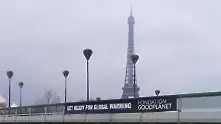 Зуавът на моста Алма в Париж беше облечен със спасителна жилетка