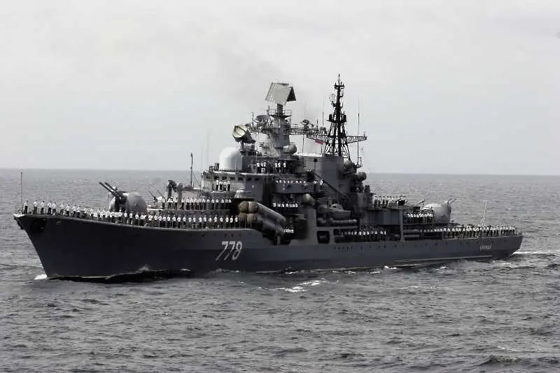 Руски и британски кораб на косъм от катастрофа в Черно море