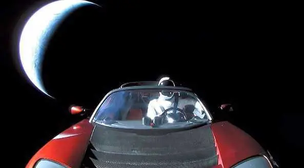 Космическият кабриолет на Илон Мъск може да се върне на Земята