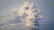 Вулканът на остров Суматра бълва пепел и дим 