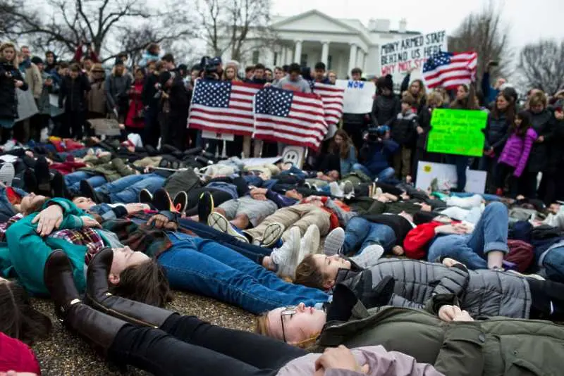Деца излязоха на лежащ протест пред Белия дом
