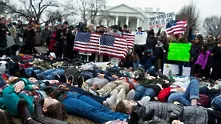 Деца излязоха на лежащ протест пред Белия дом