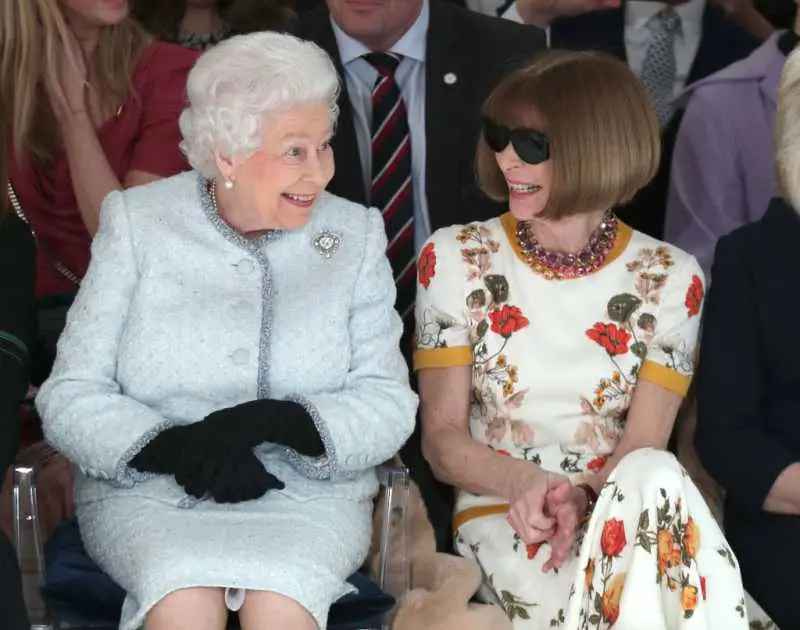 Кралица Елизабет ІІ отиде за пръв път на модно ревю