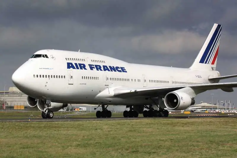 Air France отменя половината далечни полети от Париж утре