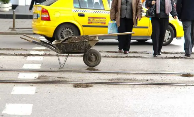 Фандъкова: Над 20 екипа работят по ремонти на пътната мрежа в София
