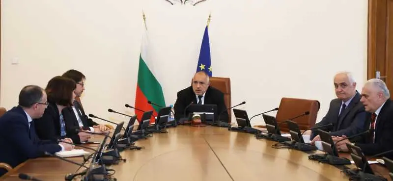 Борисов свика оперативно съвещание за дупките по пътищата и битовата престъпност