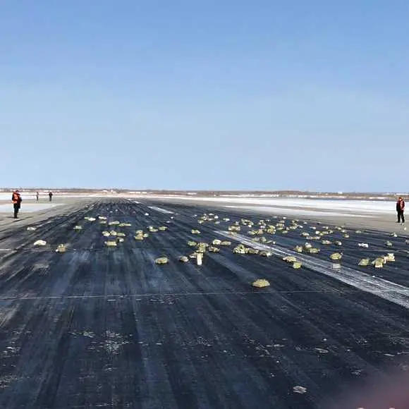 Самолет разпиля тонове злато над писта