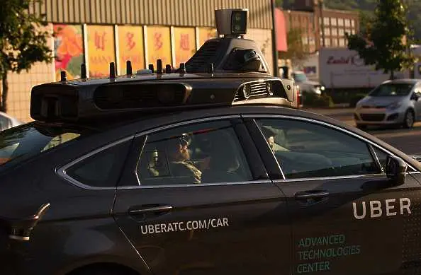 Uber спира безпилотните коли след смъртта на пешеходец