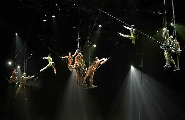 Акробат от „Сирк дьо солей“ почина по време на представление