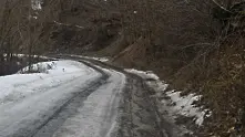 Поледици по пътищата, на Шипка и Предела вали сняг