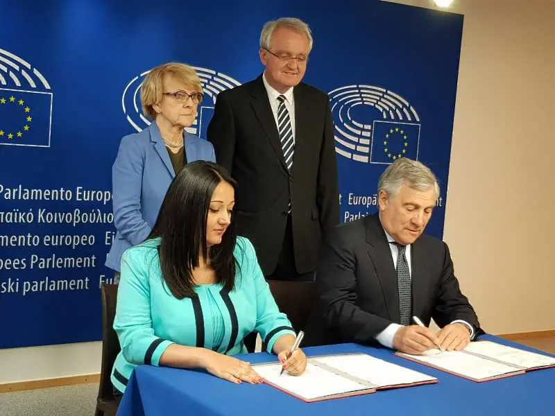 Лиляна Павлова и Антонио Таяни подписаха промените в Регламента за политическите партии на ЕС