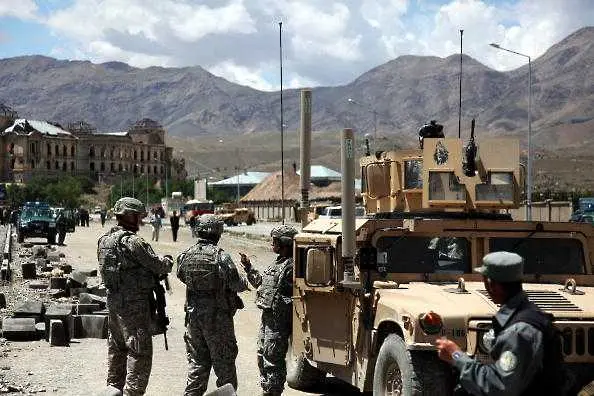 Атентатор самоубиец атакува румънски конвой на НАТО в Афганистан