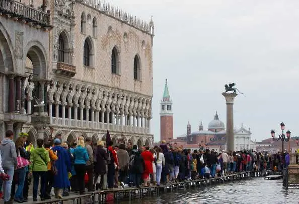 Венеция затвори за пръв път част от града за туристи 
