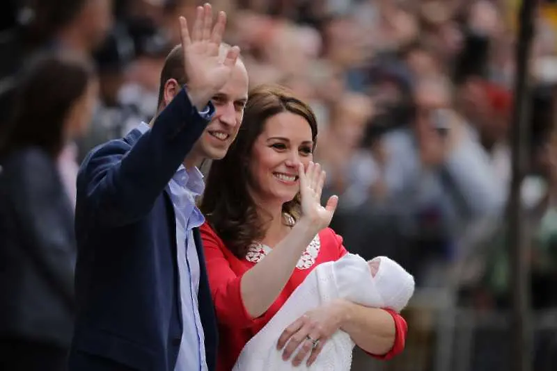 Уилям и Кейт показаха новия член на кралското семейството (снимки и видео)