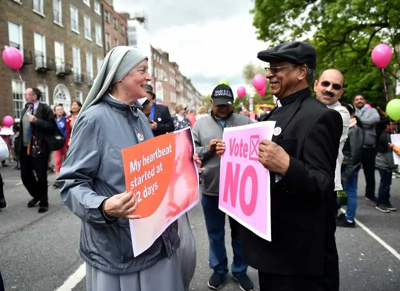 Ирландия гласува на референдум за отпадането на забраната за аборти