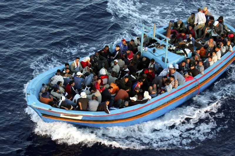 Италия приема над 900 мигранти, спасени от нейната брегова охрана