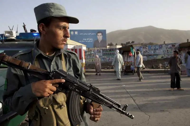 Най-малко 8 души загинаха при самоубийствен атентат срещу духовници в Кабул