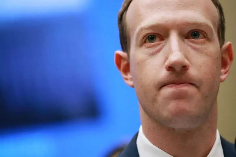 Акционерите във Facebook набедиха Зукърбърг за корпоративна диктатура